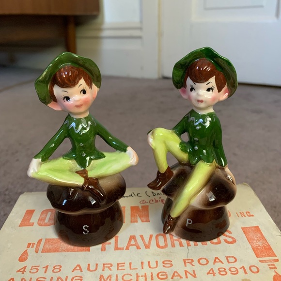 Vintage 1950s 1960s Enesco Elf and Mushroom Salt and Pepper Shaker - Picture 3 of 7